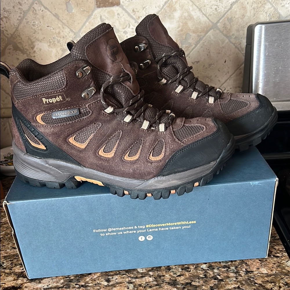 Propet M3599 hiking boots size 8 1/2 wide(5E) waterproof